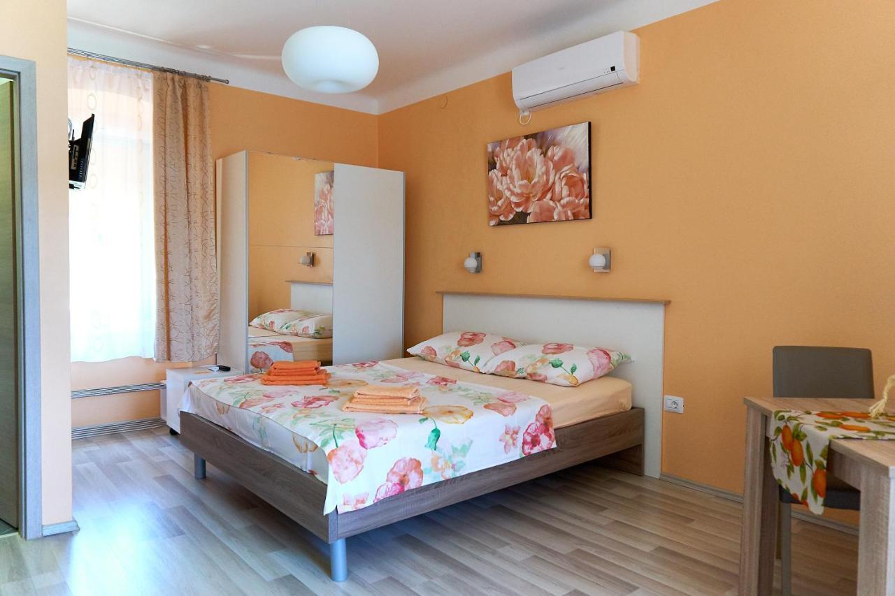 Apartments Nives Cres Exterior photo